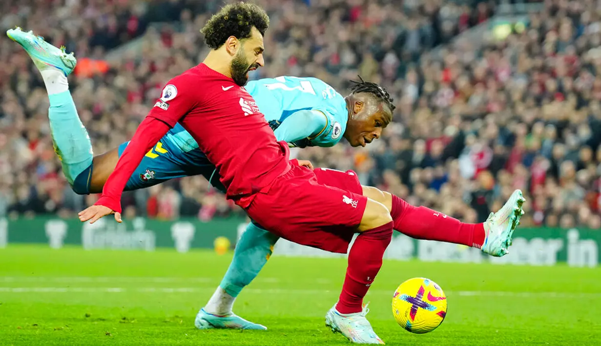 Pemain Liverpool Mohamed Salah berebut bola dengan pemain Southampton Armel Bella-Kotchap pada pertandingan sepak bola Liga Inggris di Stadion Anfield, Liverpool, Inggris, 12 November 2022. Liverpool mengalahkan Southampton dengan skor 3-1. (AP Photo/Jon Super)
