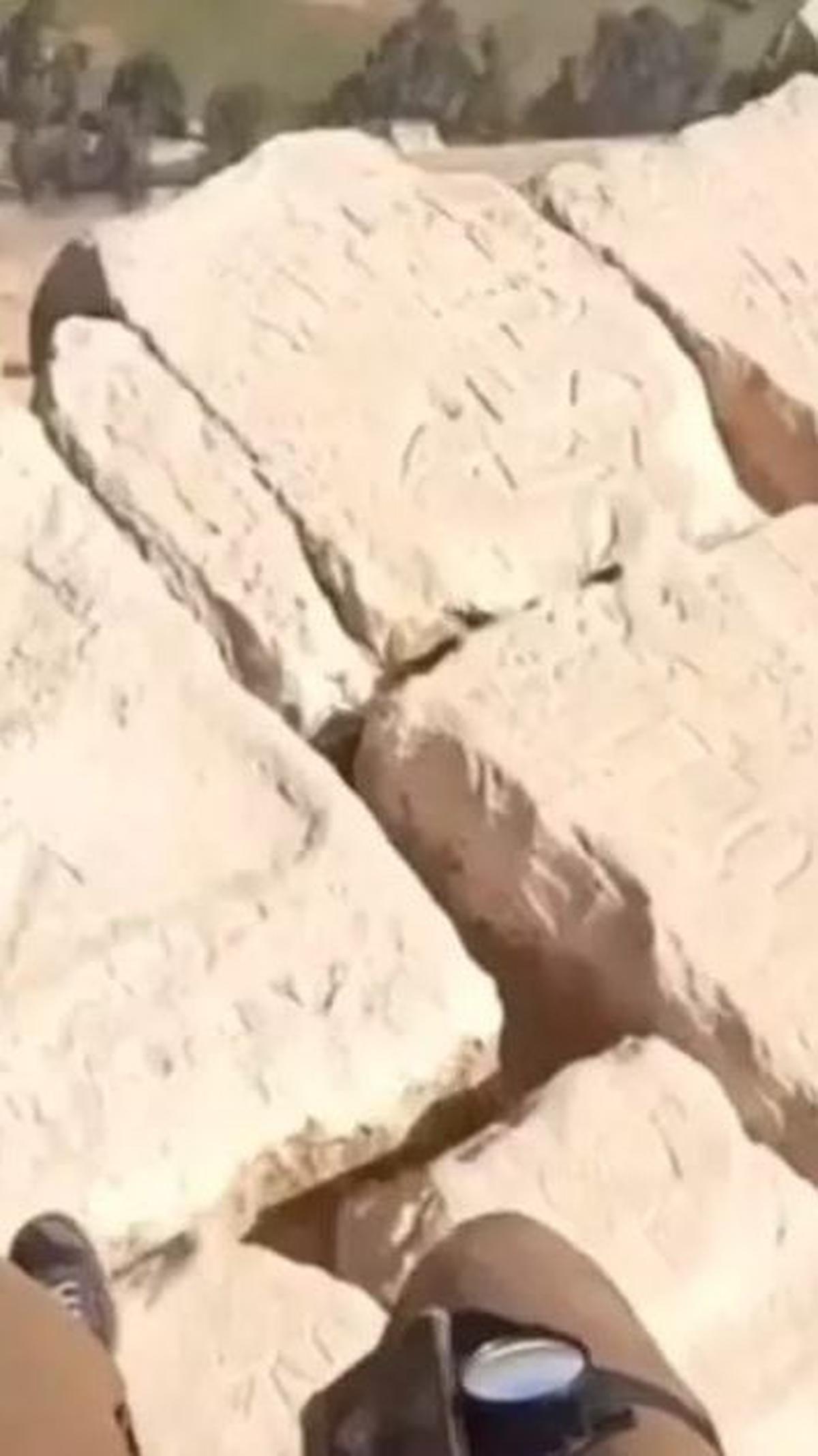 Dia mengatakan di puncak piramida terhadap prasasti dan grafiti, yang dipahat di atas batu putih tersebut.