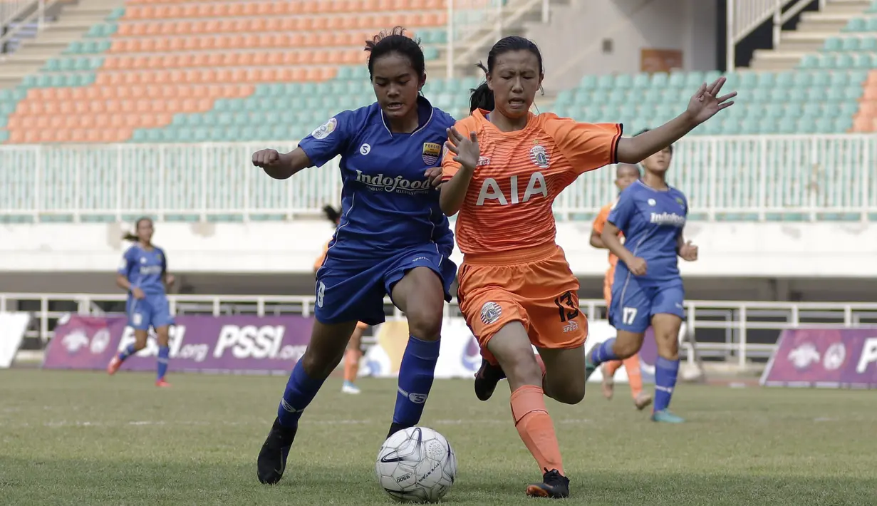 Gelandang Persija Jakarta Putri, Gisela Gwen, berebut bola dengan gelandang Persib Bandung, Reva Oktaviani, pada laga lanjutan Liga 1 Putri 2019 di Stadion Pakansari, Bogor, Kamis (7/11). Persib Putri menang 2-1 atas Persija Putri. (Bola.com/Yoppy Renato)