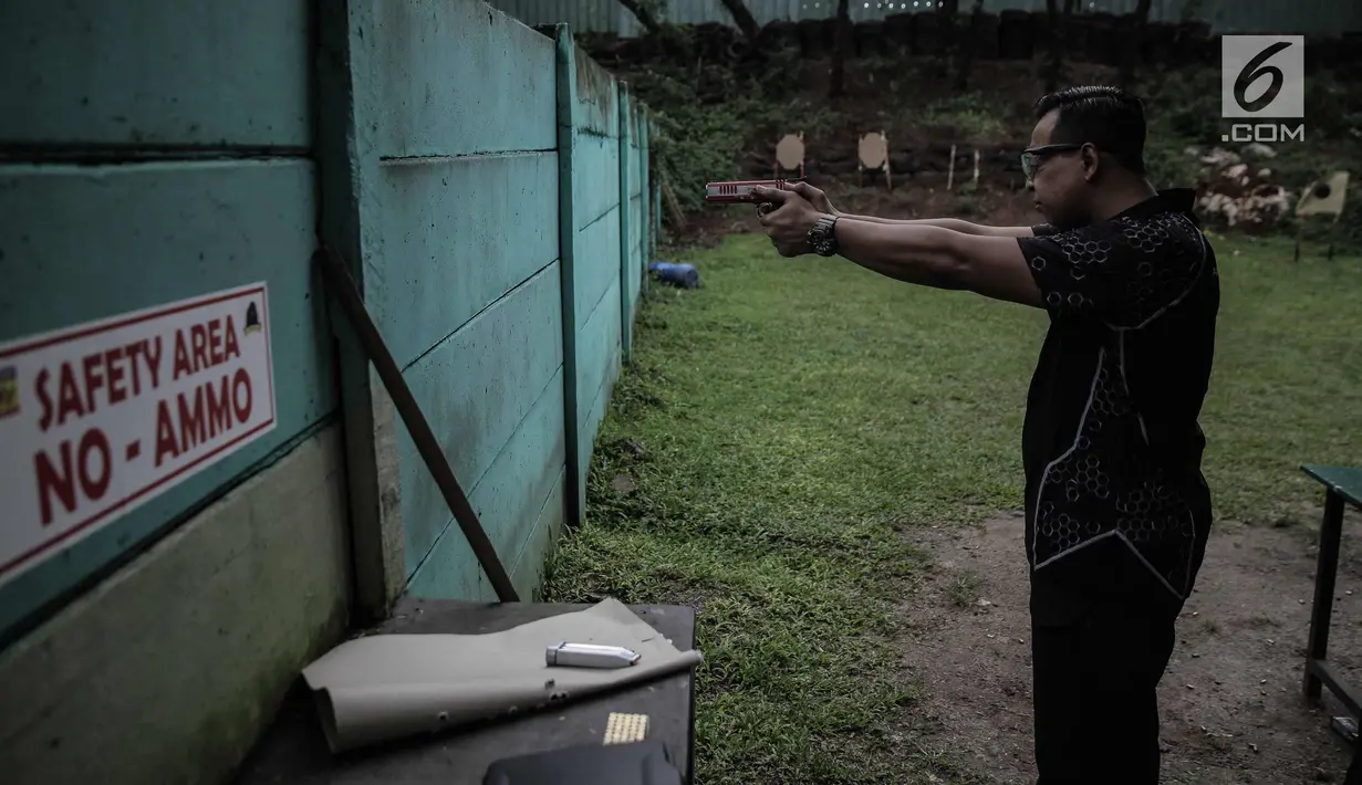 Pasukan Paspampres mengikuti kejuaraan menembak Paspampres Shooting Championship 2018 di Jakarta, Jumat (9/2). Kejuaraan ini diikuti TNI/ Polri, Sipil Umum dan Anggota Perbakin Seluruh Indonesia. (Liputan6.com/Faizal Fanani)