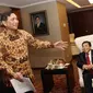 Kepala Staf Kepresidenan, Luhut Binsar Pandjaitan (kiri) berbincang dengan Ketua DPR RI Setya Novanto, Jakarta (2/4/2015). Kedatangan Luhut dalam rangka berkordinasi terkait pelaksanaan dan peringatan KAA ke-60 di Bandung. (Liputan6.com/Helmi Afandi)