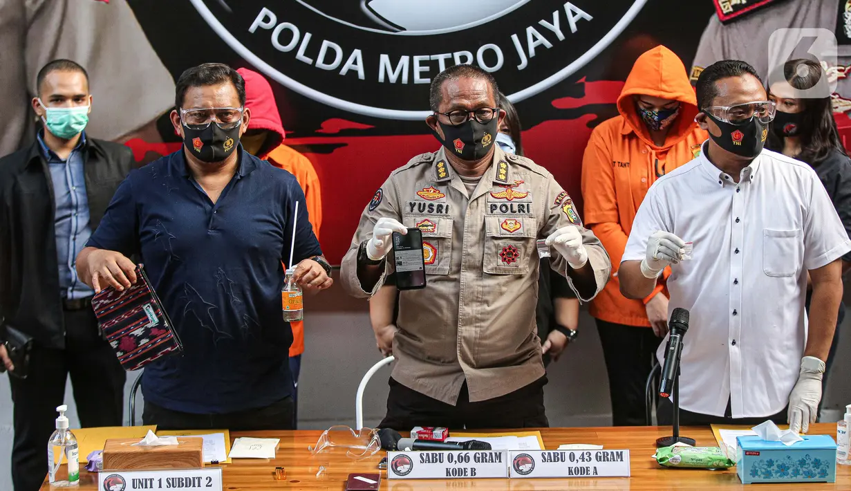 Kabid Humas Polda Metro Jaya, Kombes Pol Yusri Yunus menunjukkan barang bukti milik tersangka artis Catherine Wilson di Polda Metro Jaya,  Sabtu (18/7/2020). Catherine menjadi tersangka penyalahgunaan narkoba usai di tangkap petugas di rumahnya. (Liputan6.com/Faizal Fanani)