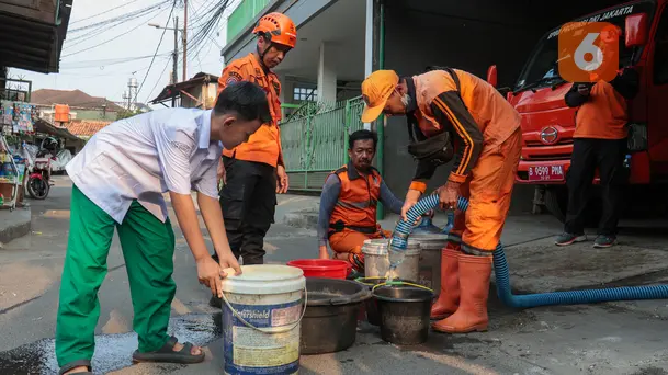 Warga Cilandak Timur Antre Air Bersih di Tengah Kekeringan