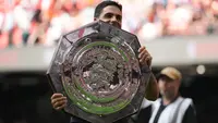 Manajer Arsenal Mikel Arteta memegang trofi setelah timnya memenangi laga final Community Shield antara Arsenal vs Manchester City di Cardiff, Wales, Minggu, 16 Agustus 2026. (AP Photo/Alastair Grant)