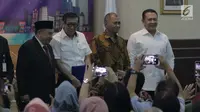 Kepala PPATK Kiagus Ahmad Badaruddin (kiri) berfoto bersama Menkumham Yasona Laoly, Ketua KPK Agus Rahardjo (kedua kanan), dan Ketua DPR RI Bambang Soesatyo (kanan) usai diskusi di gedung PPATK, Jakarta, Selasa (17/4).(Liputan6.com/Angga Yuniar)