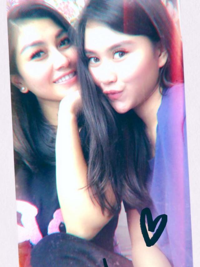 7 Potret Kompak Nisya Ahmad dan Syahnaz, Sibling Goals Banget