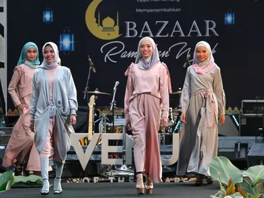 Model berjalan di catwalk pada pembukaan Bazaar Ramadhan Week OK Oce Goes To Mall di Lippo Mal Kemang, Jakarta, (30/5). Kegiatan yang melibatkan 50 UKM binaan Pemda Jakarta Selatan berlangsung dari 30 Mei hingga 3 Juni 2018. (Liputan6.com)
