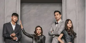 Melakukan family portrait, keluarga  Donna Agnesia dan Darius tampak begitu stylish dalam balutan busana serba abu-abu. Mereka terlihat memukau dengan busana bernuansa abu-abu. [Foto: Instagram/ Donna Agnesia]