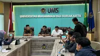 Wakil Rektor IV UMS, EM Sutrisna sedang memberikan keterangan soal pencopotan oknum dosen UMS yang diduga melakukan pelecehan seksual kepada mahasiswi.(Liputan6.com/Fajar Abrori)