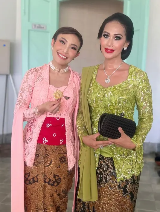 Diah Permasatasari turut hadir dengan mengenakan kebaya berwarna hijau. Ia pun memulas makeup-nya bergaya bold ala bangsawan Solo dengan sanggul bawah yang anggun. [instagram/dps_diahpermatasari]