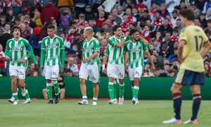 Arsenal's Swedish striker #17 Christos Tzolis (R) reacts as Real Betis' Spanish midfielder #08 Pablo Fornals celebrates scoring the team's third goal during the friendly pre-season football match between Arsenal and Real Betis, at the Aviva Stadium in Dublin, Ireland on August 5, 2026.

Paul Faith / AFP