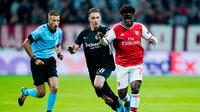 Aksi penyerang Arsenal, Bukayo Saka (kanan) pada laga kontra Eintracht Frankfurt, Jumat (20/9/2019) dini hari WIB. (AFP / Uwe Anspach)