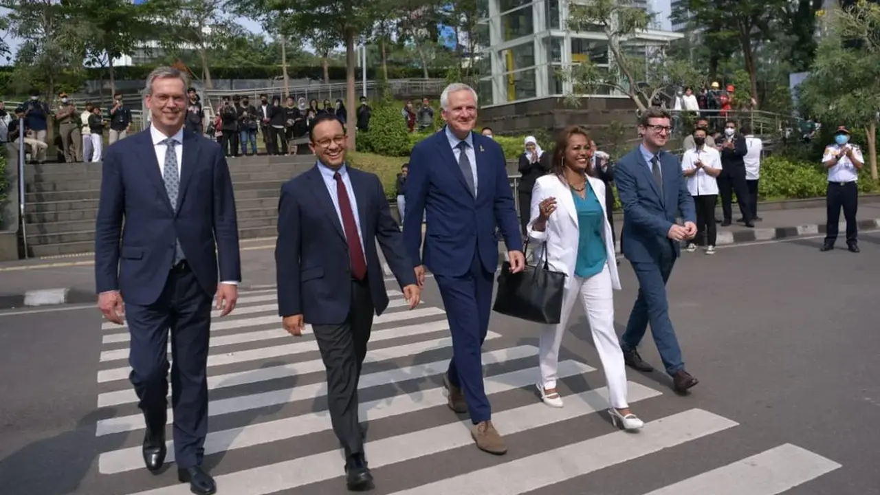 Gubernur DKI Jakarta, Anies Baswedan, mengajak para pimpinan investasi asal Eropa itu catwalk ala Citayam Fashion Week di zebra cross Dukuh Atas (@aniesbaswedan)