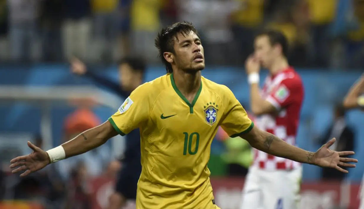 Ujung tombak Brasil, Neymar, melakukan selebrasi usai mencetak gol keduanya ke gawang Kroasia gol di laga perdana Piala Dunia 2014 di Corinthians Arena, Sao Paulo, (13/6/2014). (AFP PHOTO/Odd Andersen)