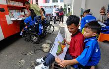 FOTO: Keseruan Penyandang Difabel Tingkatkan Minat Baca Lewat Perpustakaan Keliling