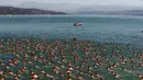 Para peserta saat mengikuti lomba berenang menyeberangi Danau Zurich, Swiss (24/8). Lomba sejauh 1,5 km ini diikuti oleh ratusan orang mulai dari anak muda hingga orang tua. (REUTERS/Arnd Wiegmann)