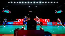 Pebulu tangkis ganda putra Indonesia, Raymond Indra/Nikolaus Joaquin (kanan) melawan rekan senegaranya, Sabar Karyaman Gutama/Moh Reza Pahlevi dalam laga semifinal Indonesia Open 2026 di Istora Senayan, Jakarta, Sabtu (06/06/2026). (Bola.com/Bagaskara Lazuardi)