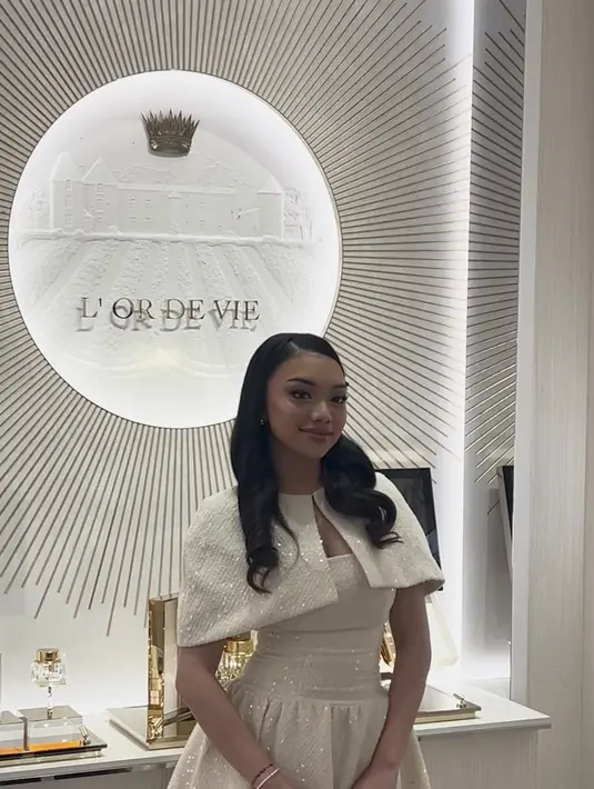 Selalu tampil playfull dan chic, Naura ayu terlihat dinamis dan memikat dengan mini dress yang dilengkapi cape bermaterial senada. / Foto dok: Fimela.