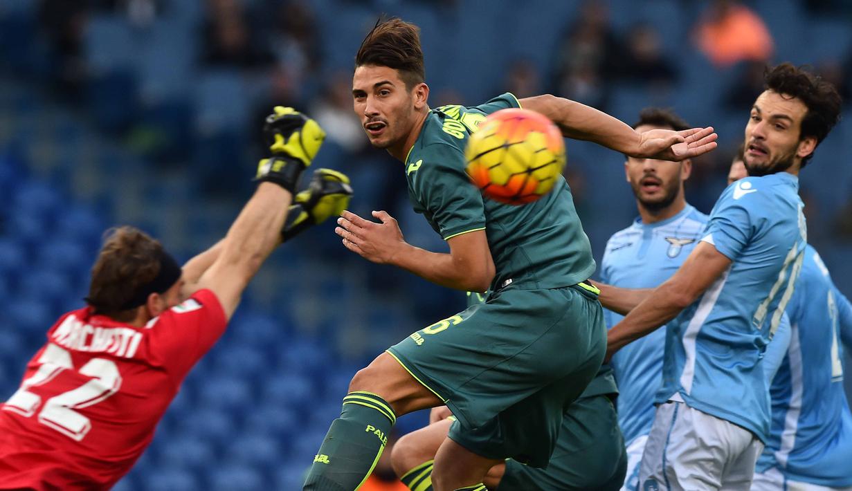 Pemain Palermo, Edoardo Goldaniga (tengah)  menyundul bola ke arah kiper Lazio, Federico Marchetti pada lanjutan liga Serie A  Italia di Stadion Olimpiade, Roma, MInggu (22/11/2015). (AFP Photo/Gabriel Bouys)