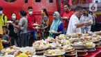 Panitia membagikan hidangan berbuka puasa di Vihara Dharma Bhakti, Petak Sembilan, Jakarta, Selasa (28/3/2023). (Liputan6.com/Angga Yuniar)