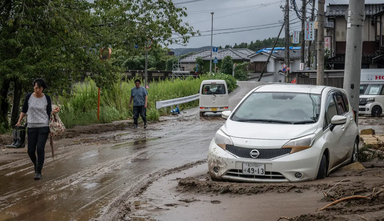 Hujan deras yang melanda wilayah tengah Jepang menyebabkan banjir dan tanah longsor. Satu orang dikabarkan tewas. (Yuichi YAMAZAKI/AFP)