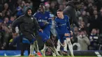 Pemain Chelsea, Cole Palmer (kanan) melakukan selebrasi setelah mencetak gol keempat timnya saat pertandingan sepak bola Liga Premier Inggris melawan Manchester United di Stamford Bridge, London, Kamis, 4 April 2024. (AP Photo/Kin Cheung)