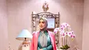 Perempuan yang akrab disapa Incess ini memadukan set top warna hijau dengan blazer pink. Tak lupa tas Hermes Kelly 20 Vert Fonce Sellier Alligator Mississippi Lisse GHW yang membuat looknya terlihat berkelas. (Instagram/princessyahrini).