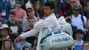 Petenis Serbia, Novak Djokovic meninggalkan lapangan usai memutuskan mundur pada babak perempatfinal Wimbledon 2017, Rabu (12/7).  Pada laga tersebut Djokovic tak kuasa menahan rasa sakit saat bertemu Tomas Berdych asal Ceko. (Glyn KIRK / AFP)