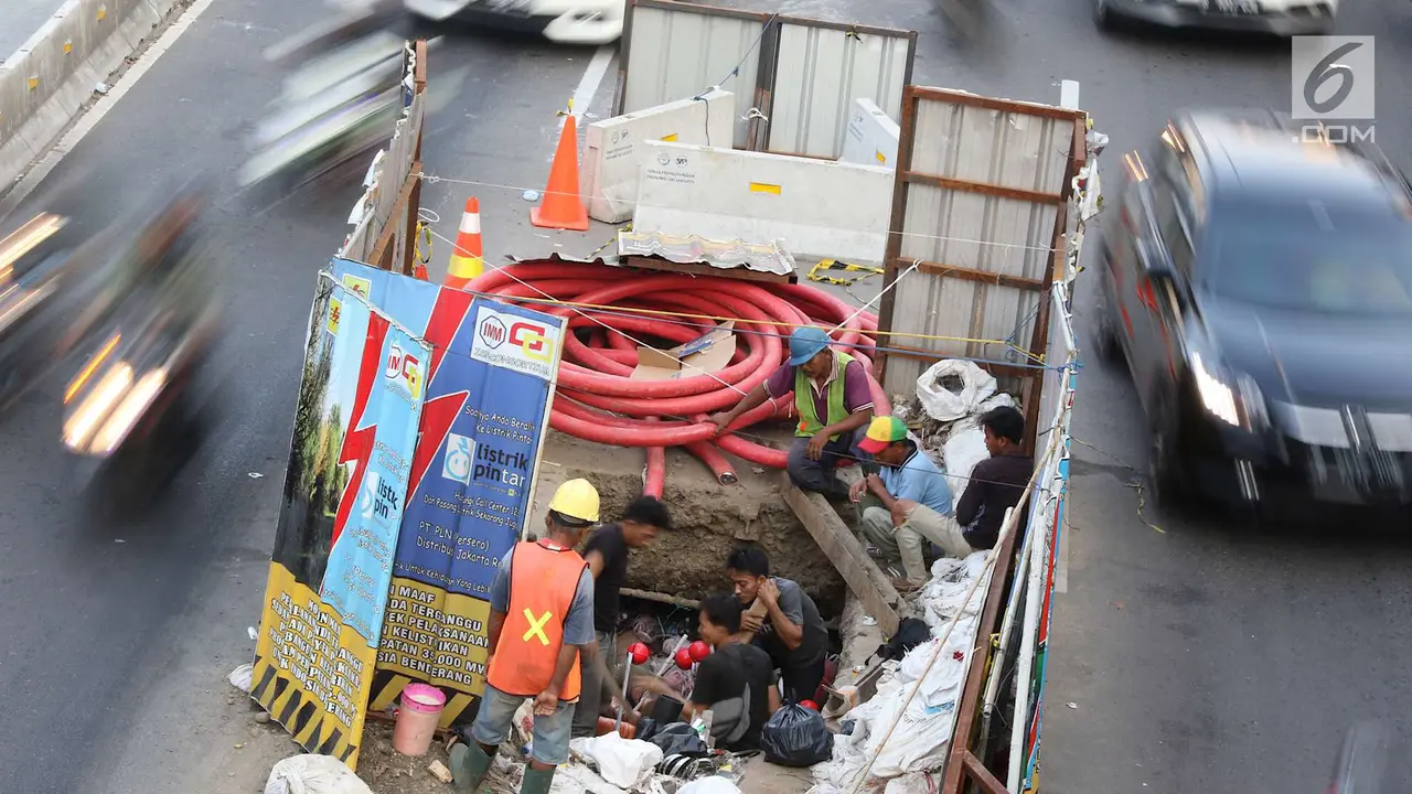Ada di Tengah Jalan, Proyek Galian Listrik Bawah Tanah Persempit Lebar Jalan