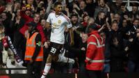 Striker Manchester United, Marcus Rashford, merayakan gol ke gawang West Ham United pada laga ulangan putaran keenam Piala FA, di Boleyn Ground, London, Rabu (13/4/2016). (Reuters/Toby Melville)