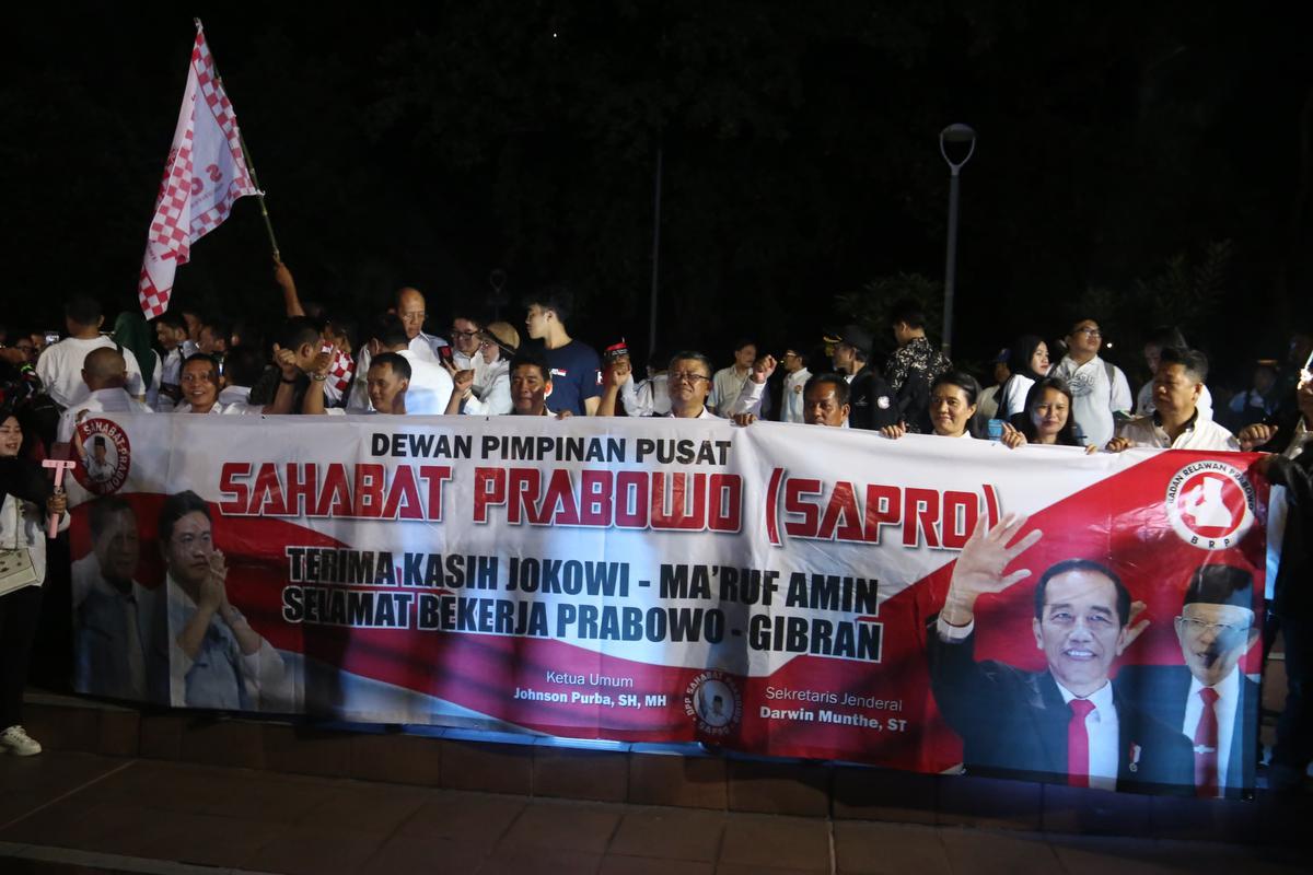 Relawan Prabowo-Gibran gelar tasyakuran dan doa bersama di Tugu Proklamasi