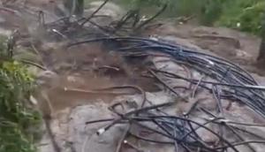 Pipa aliran pemanas air hanyut saat diterjang banjir bandang di kawasan Objek Wisata Air Panas Guci, Kabupaten Tegal, Jawa Tengah, Sabtu (20/12/2025). (Foto: Tangkapan layar dari video BNPB).