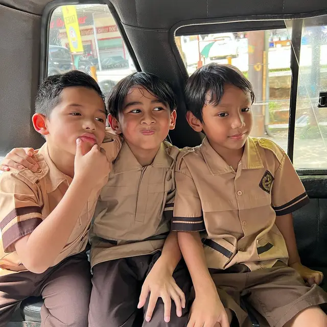 Ashanty dan Meisya Siregar temani anak-anaknya naik angkutan kota. [Foto: Instagram/meisya_siregar]