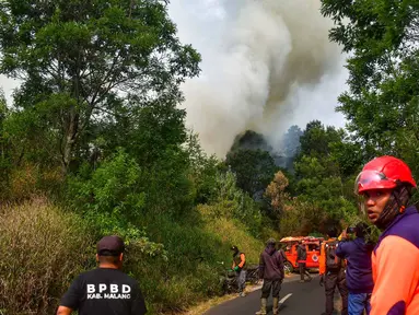 Petugas pemadam kebakaran memadamkan api di Taman Nasional Bromo Tengger Semeru di Desa Ngadas, Malang, Jawa Timur, 5 Agustus 2026. (AFP/ Muhammad Firman)