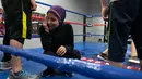 Pegulat hijab Malaysia, Nor "Phoenix" Diana mengikuti sesi latihan di gym di Kuala Lumpur pada 10 Juli 2019. Dengan tinggi tubuh 155 sentimeter dan berat badan tak sampai 50 kilogram, kegesitan dan ketangkasan Nor Diana mampu men- smackdown pesaing-pesaingnya. (Mohd RASFAN/AFP)
