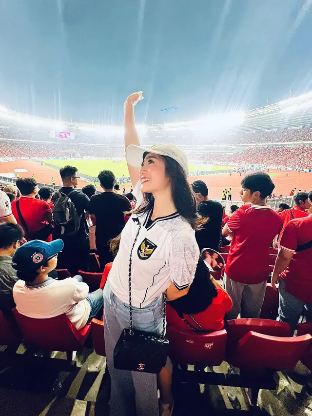 Potret Febby Rastanty Nonton Langsung Timnas Indonesia di SUGBK. (instagram/febbyrastanty)