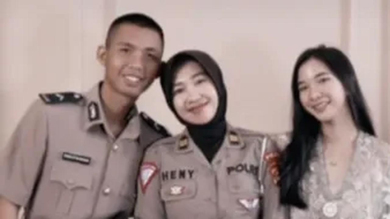 Sementara sang putra bernama Edward ini ialah polisi berpangkat Brigadir Polisi Dua (Bripda). <br>