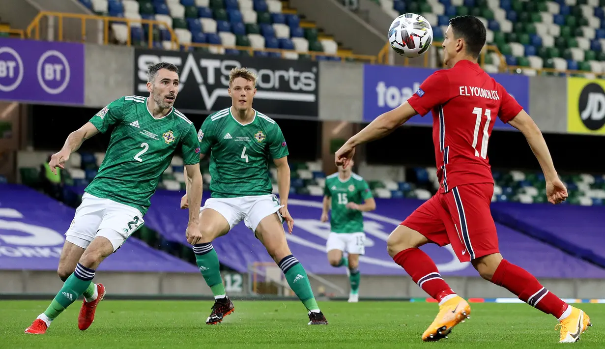 Penyerang Norwegia, Mohammed Elyounoussi, berusaha mengontrol bola saat menghadapi Irlandia Utara pada laga UEFA Nations League di Windsor Park, Selasa (8/9/2020) dini hari WIB. Norwegia menang telak 5-1 atas Irlandia Utara. (AFP/Paul Faith)