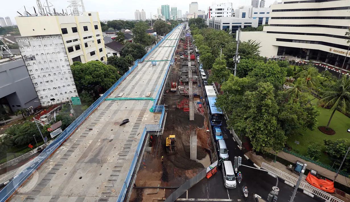 Arus lalu lintas dibawah proyek pembangunan jalur layang MRT koridor selatan-utara, Lebak Bulus-Bundaran HI di kawasan Blok M, Jakarta, Selasa (21/3). (Liputan6.com/Johan Tallo)