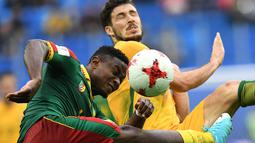 Ekspresi bek Kamerun, Collins Fai (kiri) saat berduel dengan pemain Australia, Milos Degenek pada laga grup B Piala Konfederasi 2017 di Saint Petersburg Stadium, (22/6/2017). (AFP/Kirill Kudryavtsev)