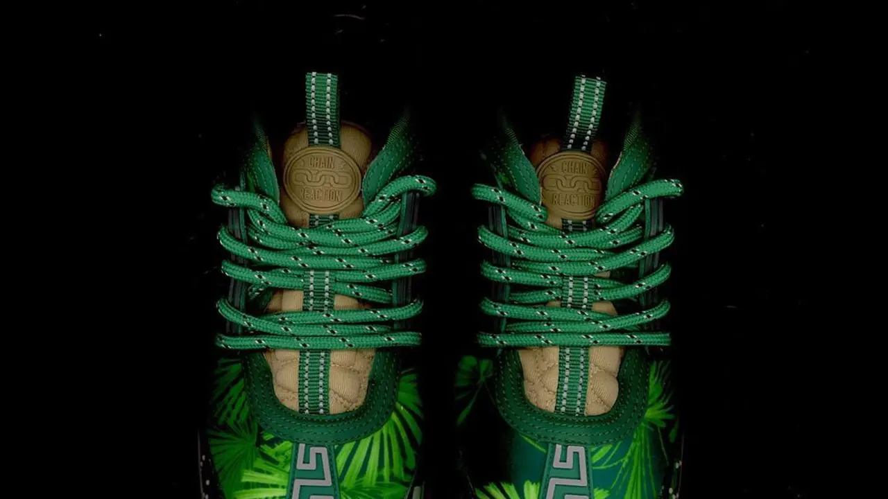 Gaun Ikonik Jennifer Lopez dari Versace Dijadikan Sneakers Seharga Rp 15 Juta