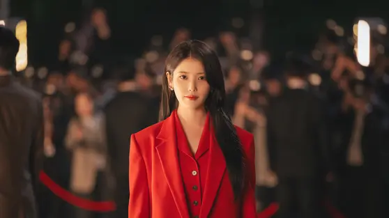 IU Tampil Natural Tanpa Makeup di Potret Terbarunya