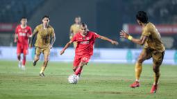 Pemain Liga Indonesia All-Star, Riko Simanjuntak, saat melawan Dewa United dalam perebutan tempat ketiga Piala Presiden 2025 di Stadion Si Jalak Harupat, Kabupaten Bandung, pada Sabtu (12/7/2025) malam WIB. (Bola.com/Bagas Lazuardi)