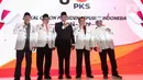 Bakal calon presiden 2024-2029 yang diusung PKS, Anies Rasyid Baswedan (tengah) berpose bersama Presiden PKS Ahmad Syaikhu (kedua kiri), Wakil Ketua Majelis Syura Mohammad Sohibul Iman (kedua kanan), Sekjen Aboe Bakar Alhabsyi (kanan), dan Bendahara Umum Mahfudz Abdurrahman (kiri) usai pembacaan hasil keputusan Musyawarah Majelis Syuro VIII PKS di Jakarta, Kamis (23/2/2023). PKS secara resmi mendukung Anies Baswedan sebagai bakal calon presiden tahun 2024-2029. (Liputan6.com/Johan Tallo)