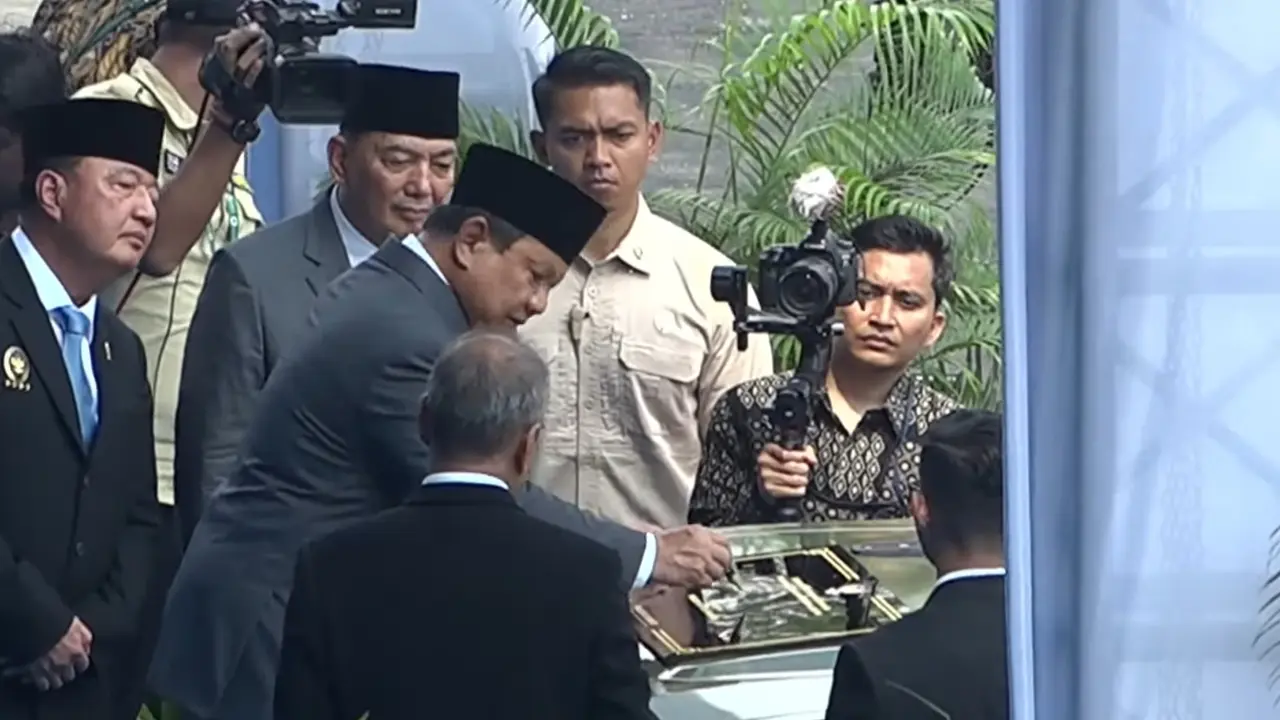 Presiden Prabowo Subianto meluncurkan kendaraan taktis listrik MV3 buatan PT Pindad saat acara pembukaan Indo Defence Expo dan Forum di Jiexpo Kemayoran, Jakarta, Rabu (11/6/2025). Kendaraan tersebut diberi nama 'Pandu'. (Youtube)