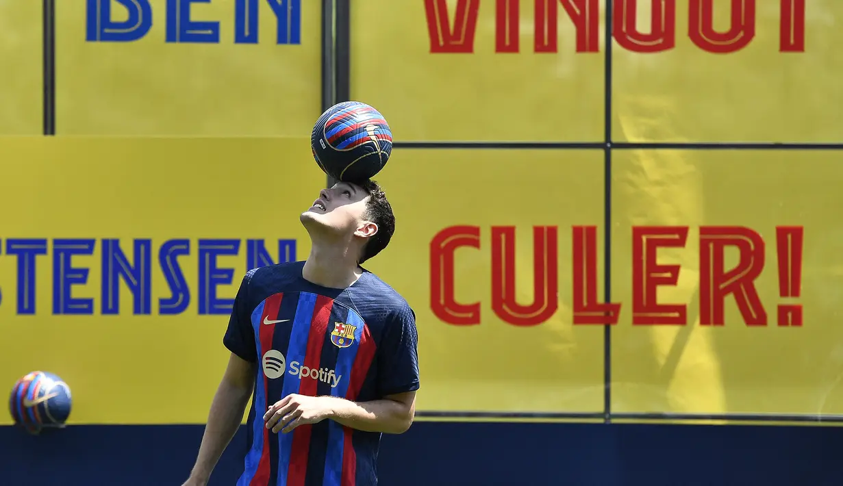 Bek baru Barcelona, Andreas Christensen mengontrol bola dengan kepalanya selama upacara presentasinya di tempat latihan Joan Gamper di Sant Joan Despi, dekat Barcelona (7/7/2022). Christensen diikat kontrak sampai 2026 oleh Barcelona. (AFP/Pau Barrena)