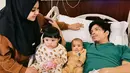 Usai menjalani operasi Atta Halilintar dijenguk kedua putrinya, Ameena dan Azura. [Foto: Instagram/atta.halilintar]