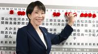 Sanae Takaichi, perdana menteri Jepang dan presiden LDP, memasang pin penanda kandidat pemenang pemilu Majelis Rendah di kantor pusat LDP di Tokyo, Minggu (8/2/2026). (Dok. Keisuke Hosojima/Kyodo News via AP)