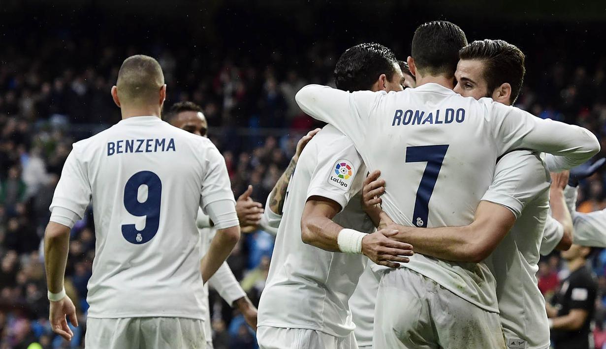 Bintang Real Madrid, Cristiano Ronaldo, merayakan gol yang dicetaknya ke gawang Sporting Gijon. Ronaldo mencetak gol pertamanya melalui titik putih pada menit kelima. (AFP/Javier Soriano)