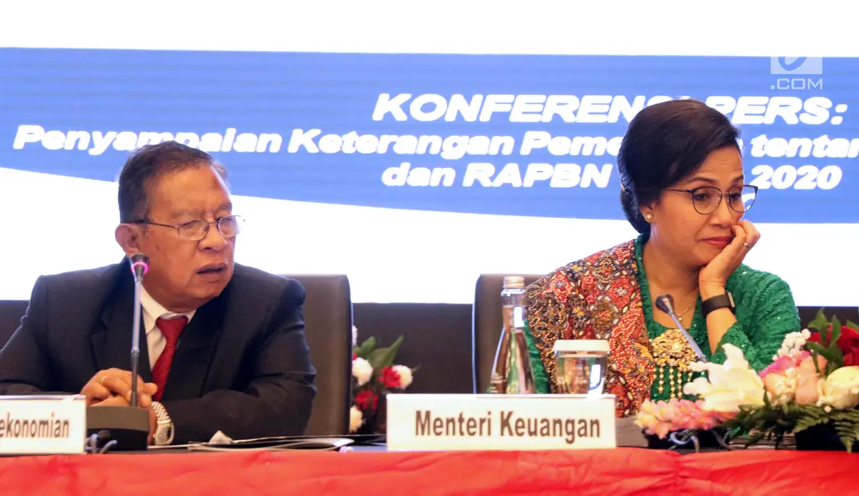 Menko Perekonomian Darmin Nasution (kiri) bersama Menteri Keuangan Sri Mulyani saat menyampaikan Rencana Kerja Pemerintah dan Nota Keuangan serta RAPBN 2020 di Jakarta, Jumat (16/8/2019). Sejumlah menteri terkait ikut hadir dalam penyampaian tersebut. (Liputan6.com/Helmi Fithriansyah)